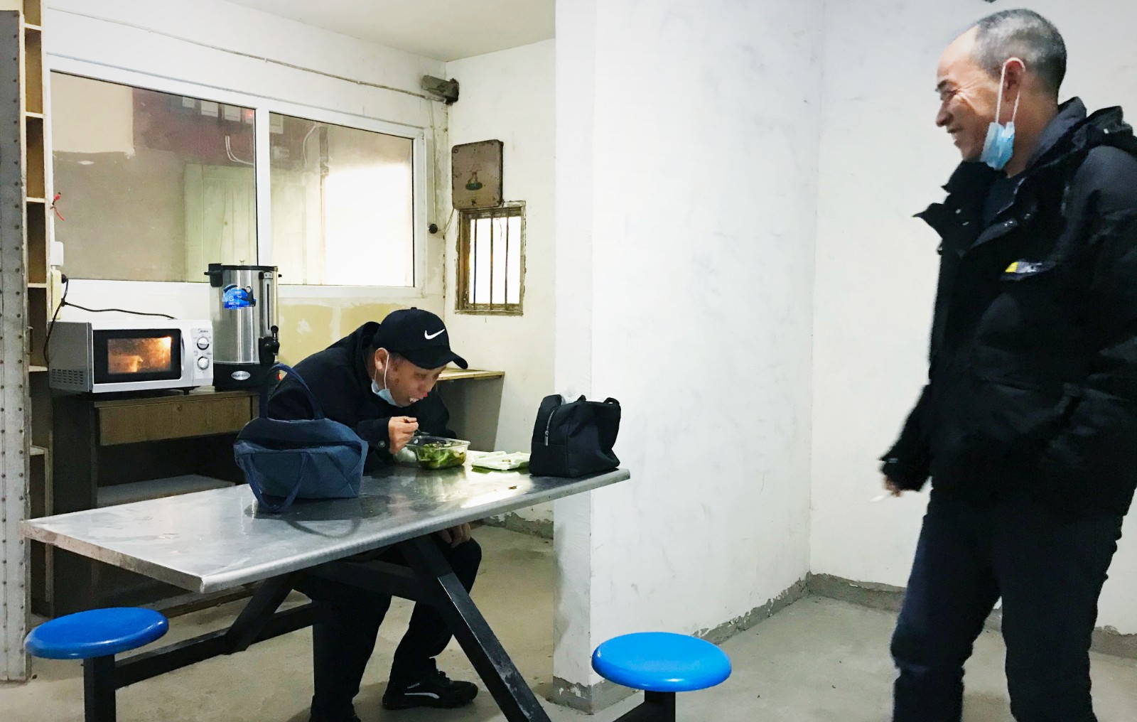 10月份，公司新租建駕駛員休息室之一，駕駛員在休息室內(nèi)愉悅休息與交談.jpg